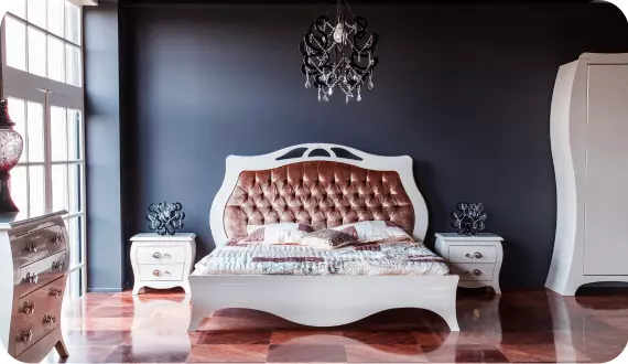 sypialnia w stylu glamour z granatową ścianą